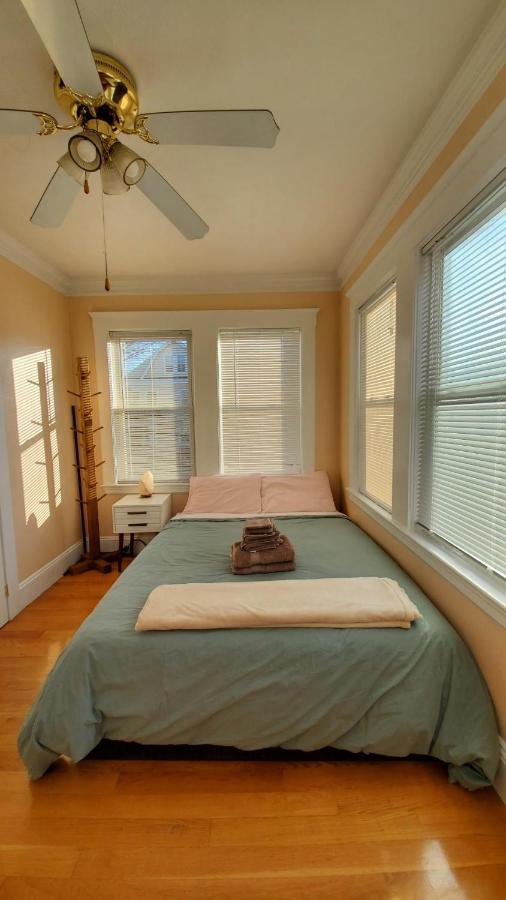 Near Train Station Gorgeous 3-Bedroom Apartment With Patios Boston Exterior foto